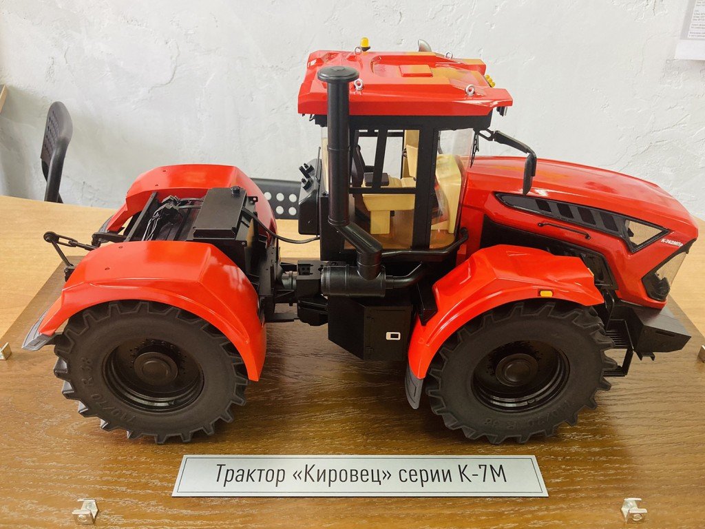 Макет трактора "Кировец" К-7М