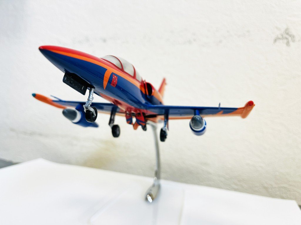 Модель самолета L-39