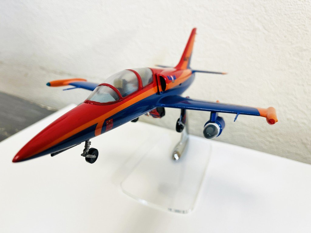 Модель самолета L-39