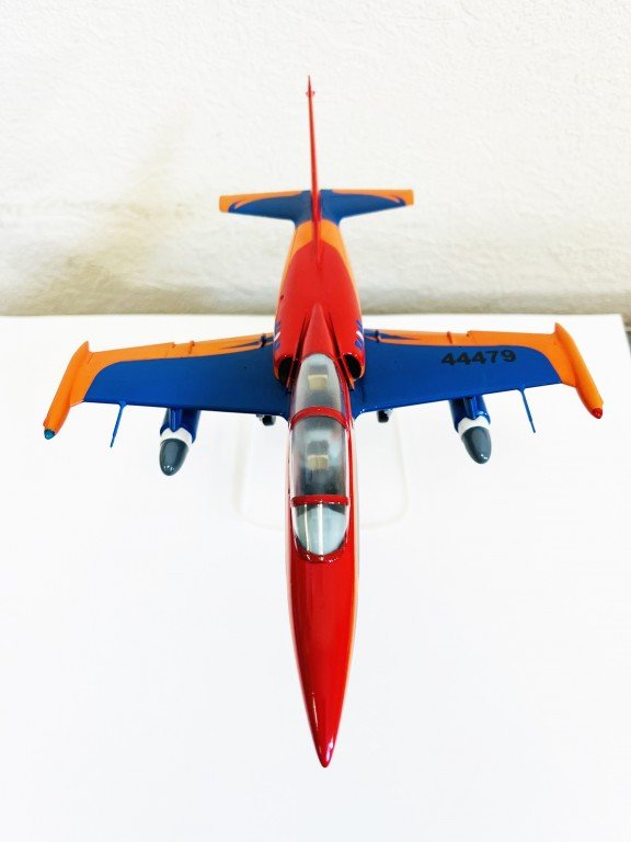 Модель самолета L-39