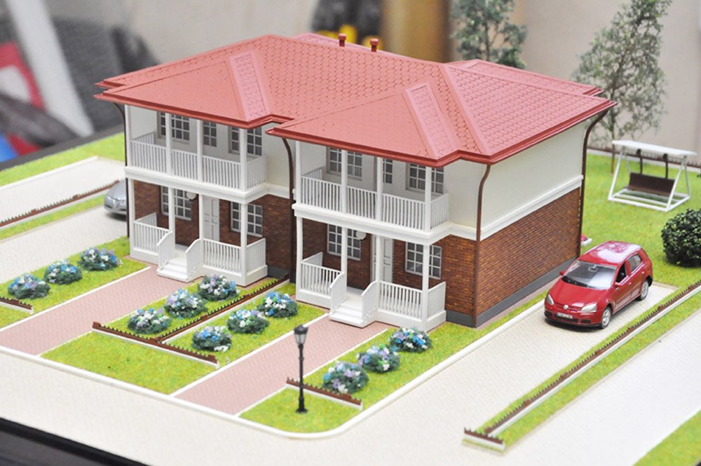 Макет загородного дома на две семьи